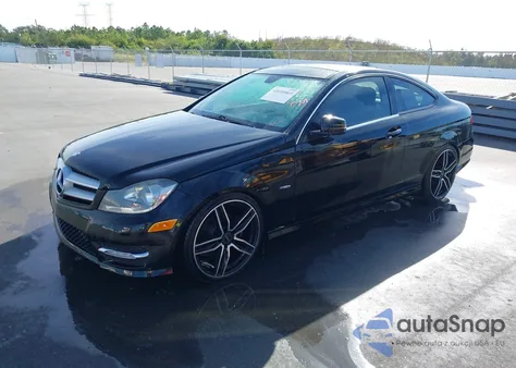 2012 Mercedes-Benz C 250 z USA, uszkodzony, nr VIN WDDGJ4HB7CF883045